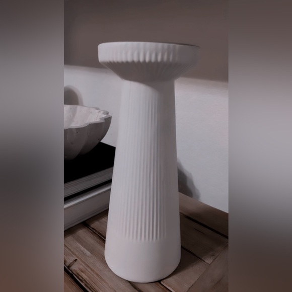 White Ceramic Ribbed Pillar - Picture 1 of 1